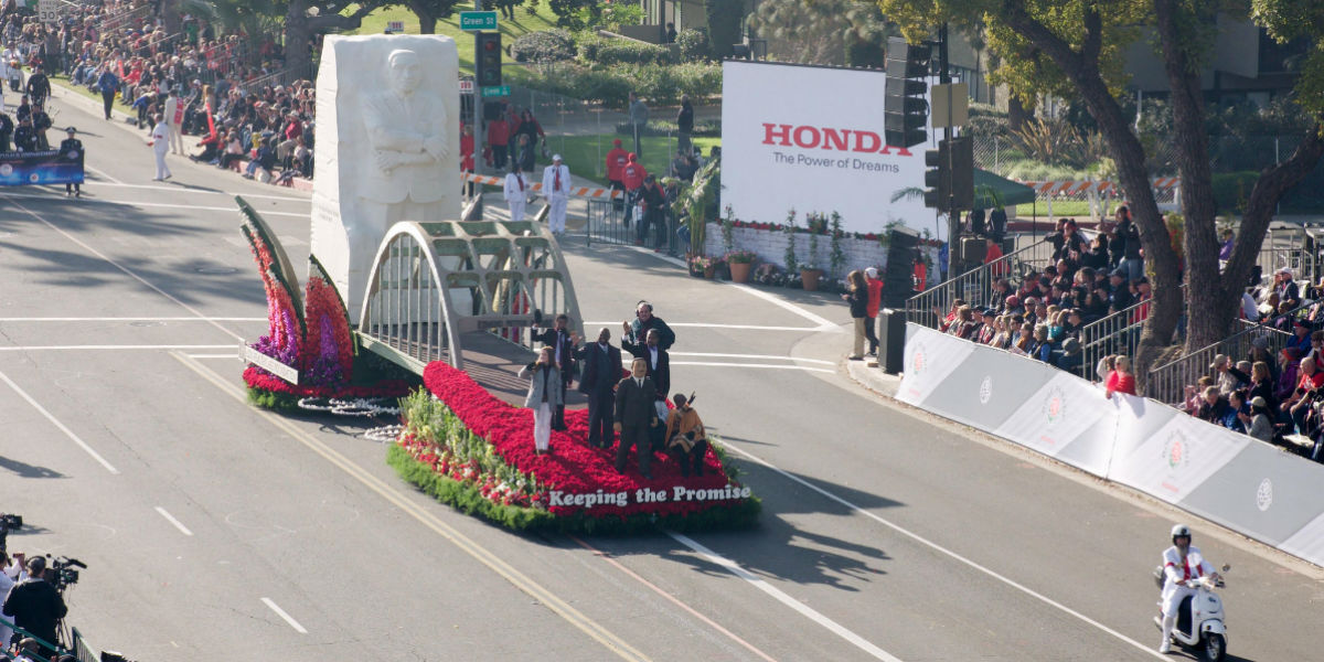 Titelbild für LA Blade: AHF hebt „soziale Gerechtigkeit“ bei der Rose Parade hervor (VIDEO)