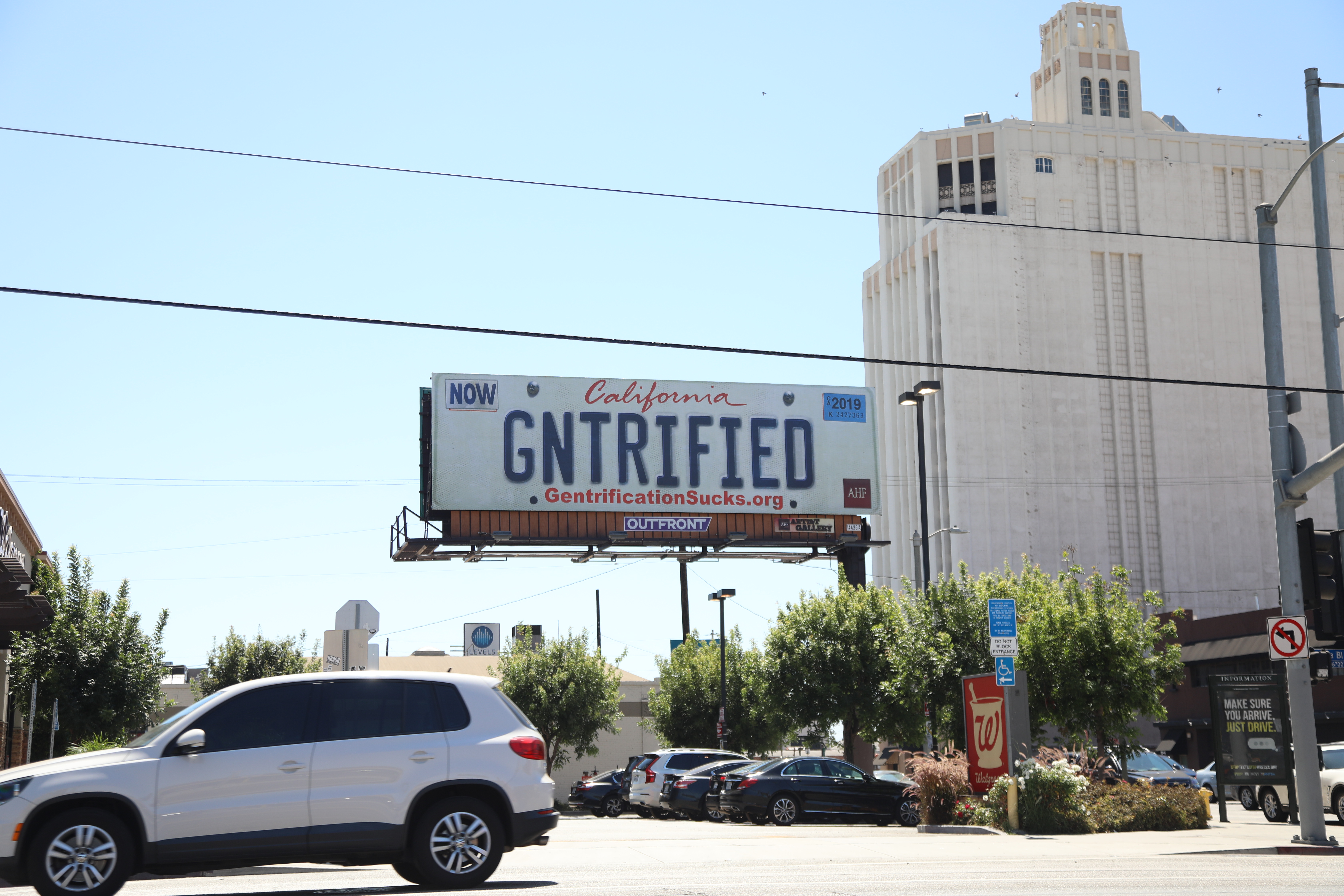 AHF, 캘리포니아 주택 위기에 대한 무대응을 비판하기 위해 주 전역에 'GNTRIFIED' 광고판 설치 (대표 이미지)