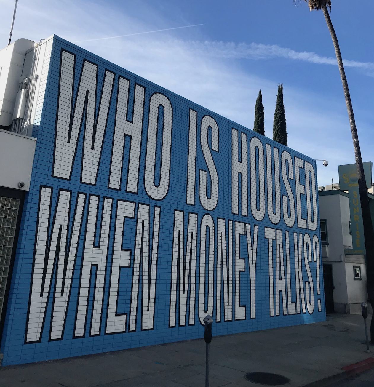 Tampok na larawan para sa Artistang si Barbara Kruger na Nagtatanong, “SINO ANG NAKAKATULONG KAPAG PERA ANG NAG-UUGALI?” sa Bagong Mural ng LA