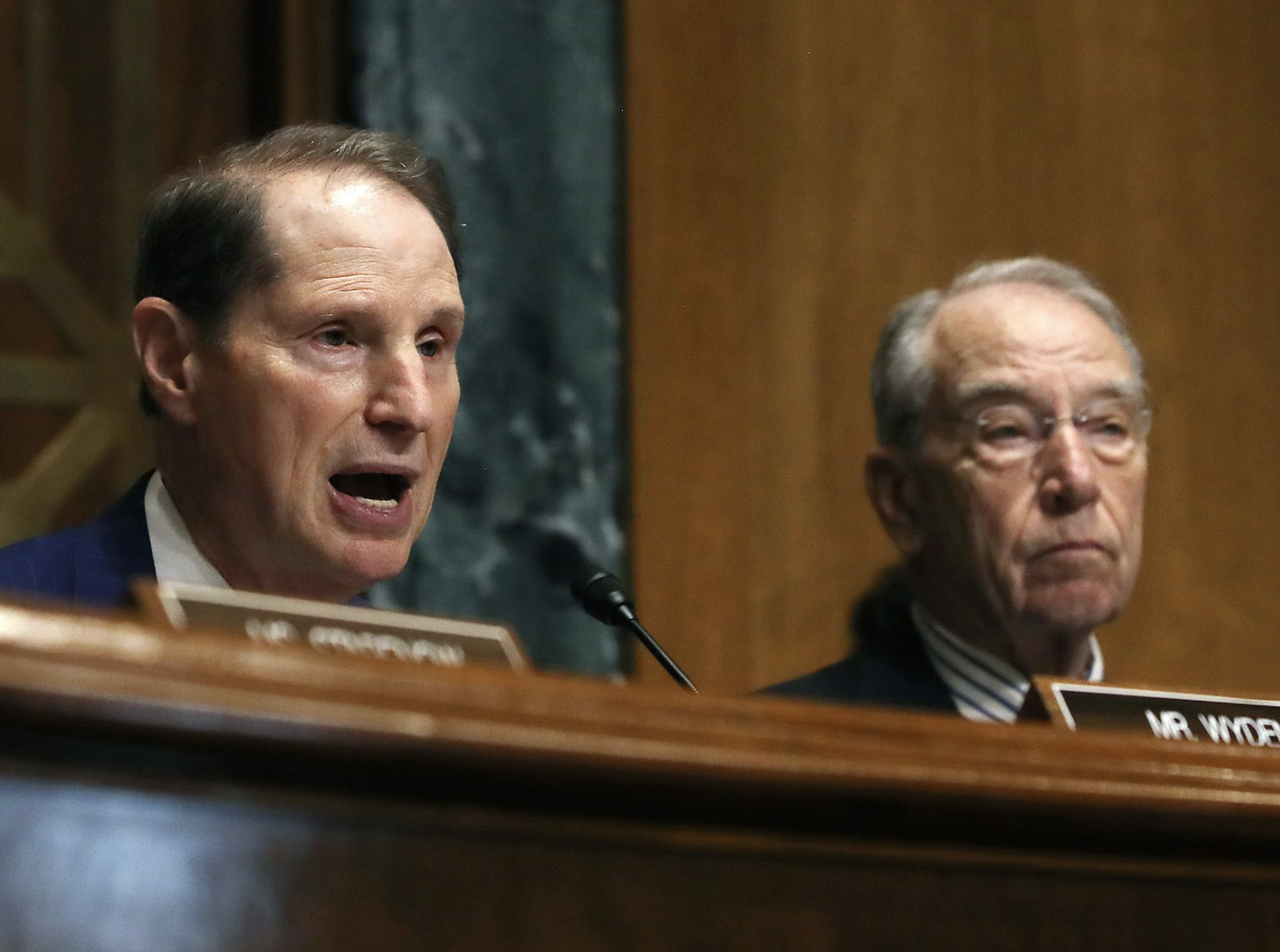 Imaj prezante pou AHF Renouvle Apèl li bay Sena Ameriken an pou l Adopte Lwa sou Rediksyon Pri Medikaman sou Preskripsyon (S. 2543 – Grassley-Wyden)