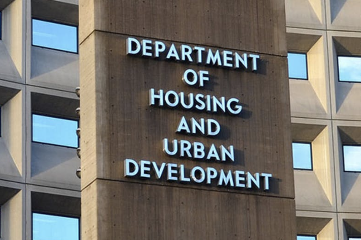 Image mise en avant pour « AHF critique la décision de l’administration de revenir sur la règle du HUD interdisant la discrimination transgenre dans le logement ».