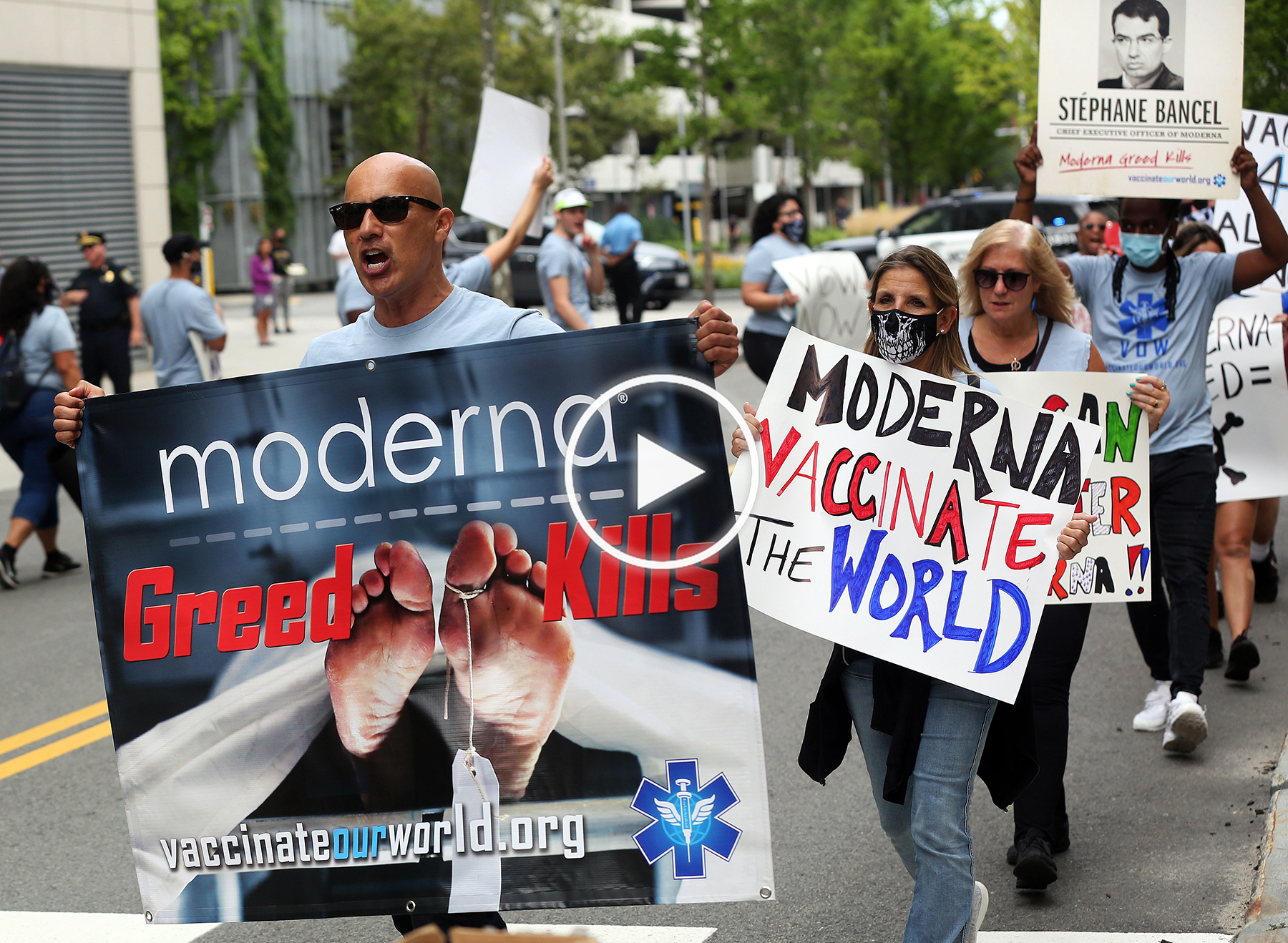题图：抗议者敦促 Moderna 降低疫苗价格并分享技术！